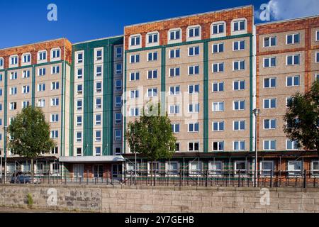 L'architettura moderna si allinea al fiume Sprea, con vivaci edifici di appartamenti nel cuore del quartiere Mitte di Berlino. Foto Stock