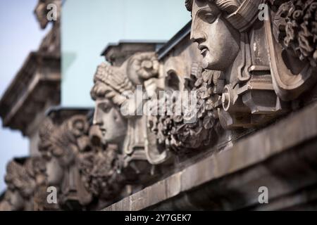 Intricate sculture in pietra adornano l'edificio del Reichstag di Berlino, evidenziandone la bellezza architettonica e il significato storico. Foto Stock