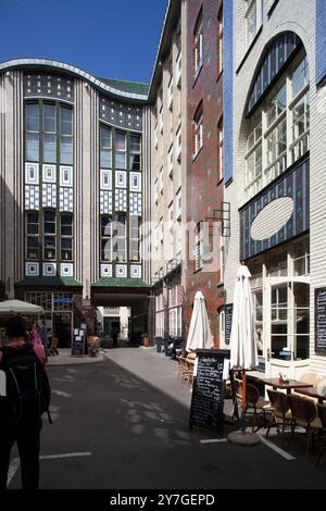 L'elegante primo cortile del Die Hackeschen Höfe mostra l'architettura Art Nouveau nella vivace Berlino, invitando i visitatori a esplorare. Foto Stock