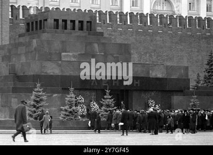 FOLLE AL MAUSOLEO LENIN DI MOSCA; 12 NOVEMBRE 1964 Foto Stock