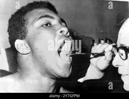 IL CAMPIONE AMERICANO DI PUGILATO CASSIUS MARCELIUS CLAY MUHAMMAD ALI CON SHAPIRO NATHAN DOCTOR A BOSTON / ; 10 NOVEMBRE 1964 Foto Stock