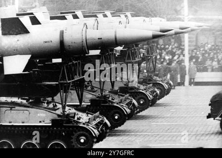 MISSILI GUIDATI E RAZZI RAZZI RAZZI AD AGO TRASPORTATI ALLA PARATA MILITARE DI MOSCA; 10 NOVEMBRE 1964 Foto Stock