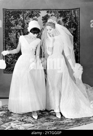 COPRICAPO FASHION BRIDAL / ; 9 NOVEMBRE 1964 Foto Stock