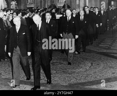 IL PRIMO MINISTRO BRITANNICO HAROLD WILSON E IL SIGNORE ALEC DOUGLAS SONO STATI IN CASA ALL'APERTURA DI STATO DEL PARLAMENTO / ; 4 NOVEMBRE 1964 Foto Stock