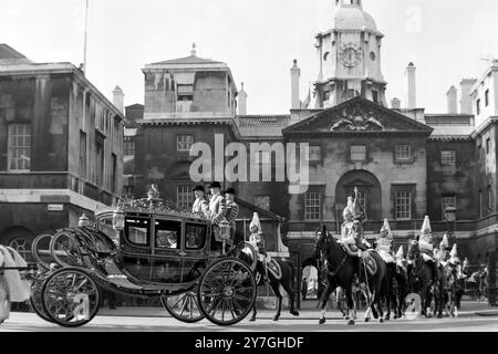 LA REGINA DI APERTURA DEL PARLAMENTO, LA PRINCIPESSA MARGARET, SU UN PULLMAN A WHITEHALL A LONDRA; 3 NOVEMBRE 1964 Foto Stock