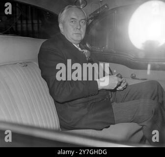 IL PREMIER HAROLD WILSON LASCIA IL NUMERO 10 DI DOWNING STREET A LONDRA; 3 NOVEMBRE 1964 Foto Stock