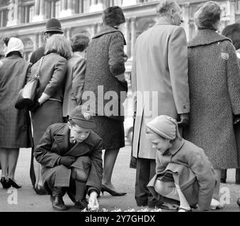 APERTURA STATALE DEL PARLAMENTO A LONDRA - BAMBINI CHE GIOCANO / ; 3 NOVEMBRE 1964 Foto Stock