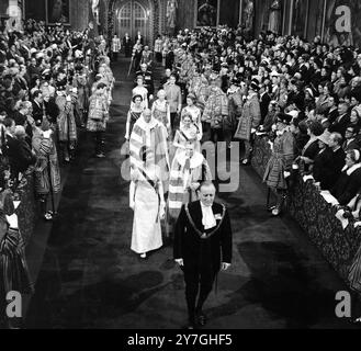 REGINA ELISABETTA II ALL'APERTURA STATALE DEL PARLAMENTO A LONDRA - VARIOUS ROYALS LORDS PROCESS ROYAL GALLERY; 3 NOVEMBRE 1964 Foto Stock