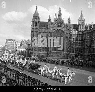 REGINA ELISABETTA II ALL'APERTURA DEL PARLAMENTO A LONDRA - ARRIVA LA CARROZZA DI STATO; 3 NOVEMBRE 1964 Foto Stock