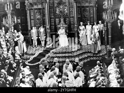 REGINA ELISABETTA II ALL'APERTURA DI STATO DEL PARLAMENTO A LONDRA; 3 NOVEMBRE 1964 Foto Stock