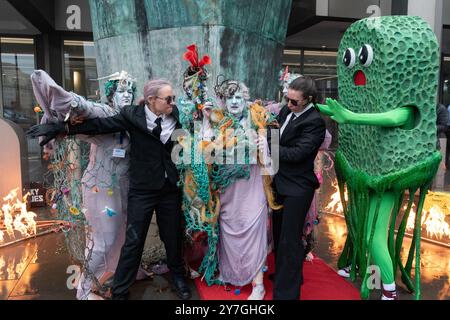 Londra, Regno Unito. 30 settembre 2024. Gli attivisti di "Ocean Rebellion" e "The Yes Men" organizzano una protesta teatrale presso gli uffici dell'Organizzazione marittima internazionale (IMO), invitando l'ente marittimo a smettere di incoraggiare l'uso del gas naturale liquido (GNL). Con lo "Scrubby", una spugna verde gigante, esplosioni di gas ardenti e un gruppo di Merfolk, l'azione ha messo in luce il crescente uso del GNL nel trasporto marittimo come contributo al riscaldamento globale che deve essere ridotto. La protesta è coincisa con la 82a riunione del Comitato per la protezione dell'ambiente marino. Crediti: Ron Fassbender/Alamy Live News Foto Stock