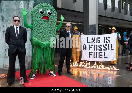 Londra, Regno Unito. 30 settembre 2024. Gli attivisti di "Ocean Rebellion" e "The Yes Men" organizzano una protesta teatrale presso gli uffici dell'Organizzazione marittima internazionale (IMO), invitando l'ente marittimo a smettere di incoraggiare l'uso del gas naturale liquido (GNL). Con lo "Scrubby", una spugna verde gigante, esplosioni di gas ardenti e un gruppo di Merfolk, l'azione ha messo in luce il crescente uso del GNL nel trasporto marittimo come contributo al riscaldamento globale che deve essere ridotto. La protesta è coincisa con la 82a riunione del Comitato per la protezione dell'ambiente marino. Crediti: Ron Fassbender/Alamy Live News Foto Stock