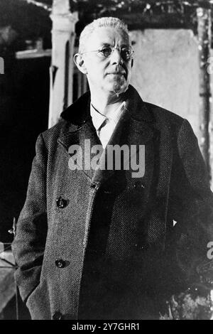 1 NOVEMBRE 1964 Sir Alec Guinness durante le riprese del suo nuovo film "Situation hopeless ... but Not Serious" presso gli studi cinematografici Geiselgasteig di Monaco, Germania. Foto Stock