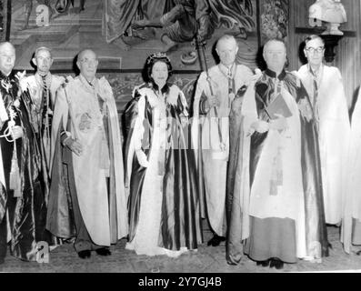 ERIC ABBOTT CON LA REGINA ELISABETTA II NEL 900° ANNIVERSARIO DELL'ORDINE DEL BAGNO A LONDRA; 30 OTTOBRE 1964 la regina fotografò per la prima volta nelle vesti dell'ordine è con gli ufficiali dell'ordine (da sinistra a destra) contrammiraglio R St V Sherbrooke , registrat e segretario , S a R il duca di Gloucester il Gran Maestro , il maggior generale G H Colquhoun , il vice segretario , il maresciallo dell' aria Sir James Robb , Bath King of Arms , HM the Queen , Air Marshal Sir Anthony Selway il gentiluomo Usher , il Rev Eric Abbott il decano e Sir Anthony Wagner il genealogista . Foto Stock