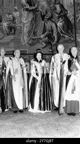 ERIC ABBOTT CON LA REGINA ELISABETTA II NEL 900° ANNIVERSARIO DELL'ORDINE DEL BAGNO A LONDRA; 29 OTTOBRE 1964 la regina fotografò per la prima volta nelle vesti dell'ordine è con gli ufficiali dell'ordine (da sinistra a destra) contrammiraglio R St V Sherbrooke , registrat e segretario , S a R il duca di Gloucester il Gran Maestro , il maggior generale G H Colquhoun , il vice segretario , il maresciallo dell' aria Sir James Robb , Bath King of Arms , HM the Queen , Air Marshal Sir Anthony Selway il gentiluomo Usher , il Rev Eric Abbott il decano e Sir Anthony Wagner il genealogista . Foto Stock