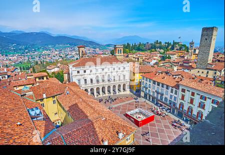 Palazzo nuovo, Piazza Vecchia, Torre Gombito in pietra e tetti di tegole rosse di città alta dalla torre del Palazzo della Podesta, Bergamo, Italia Foto Stock