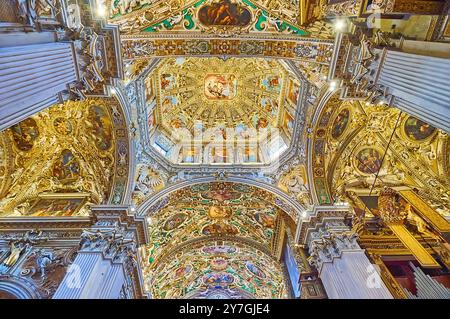 BERGAMO, ITALIA - 7 APRILE 2022: Decorazioni scolpite, motivi dorati, affreschi e dipinti sulle pareti e volta della Basilica di Santa Maria maggiore, Berg Foto Stock