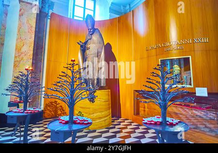 BERGAMO, ITALIA - 7 APRILE 2022: I moderni candelabri e la statua di Papa Giovanni XXIII in Cappella del Beato Giovanni XXIII di Bergamo Cathedra Foto Stock