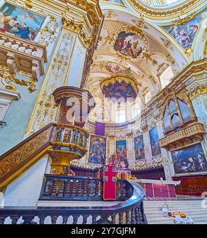 BERGAMO, ITALIA - 7 APRILE 2022: Il pulpito scenico e l'organo a canne nella cappella principale del Duomo di Bergamo, Bergamo, Italia Foto Stock