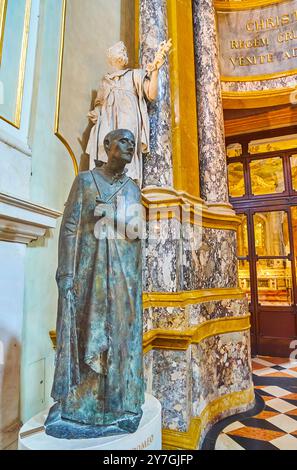 BERGAMO, ITALIA - 7 APRILE 2022: Statua in bronzo di San Carlo Borromeo nella Cattedrale di Bergamo, Bergamo, Italia Foto Stock