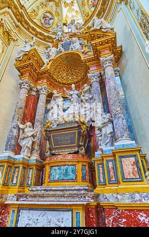 BERGAMO, ITALIA - 7 APRILE 2022: Cappella scolpita nel Duomo di Bergamo con capolavoro in pietra altare dei Santi fermo, Rustico e Procolo, Bergamo, Foto Stock