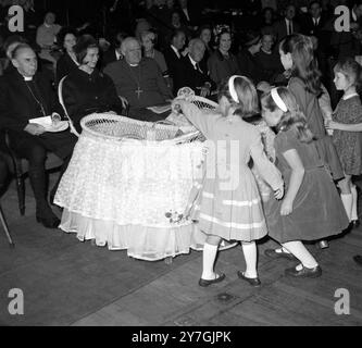 PRINCIPESSA ALEXANDRA CON L'ARCIVESCOVO DI CANTERBURY MICHAEL RAMSEY AL CHILDREN'S SOCIETY FESTIVAL PRESSO ALBERT HALL A LONDRA; 26 OTTOBRE 1964 Foto Stock