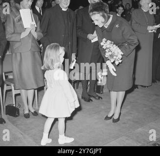 PRINCIPESSA ALEXANDRA CON L'ARCIVESCOVO DI CANTERBURY MICHAEL RAMSEY AL CHILDREN'S SOCIETY FESTIVAL PRESSO ALBERT HALL DI LONDRA / ; 26 OTTOBRE 1964 Foto Stock