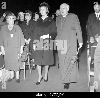 PRINCIPESSA ALEXANDRA CON L'ARCIVESCOVO DI CANTERBURY MICHAEL RAMSEY AL CHILDREN'S SOCIETY FESTIVAL PRESSO ALBERT HALL A LONDRA; 26 OTTOBRE 1964 Foto Stock