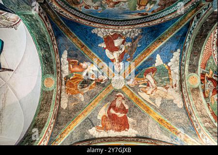 Italia Piemonte Provincia di Novara Orta - Isola di San Giulio - basilica di san Giulio - Evangelisti con il tetramorfo (quattro simboli); San Giovanni ha la tiara sulla testa Foto Stock