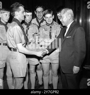 L'AMBASCIATORE GIAPPONESE SHIGENOBU SHIMA STRINGE LA MANO AI BOY SCOUT A LONDRA / ; 2 OTTOBRE 1964 Foto Stock