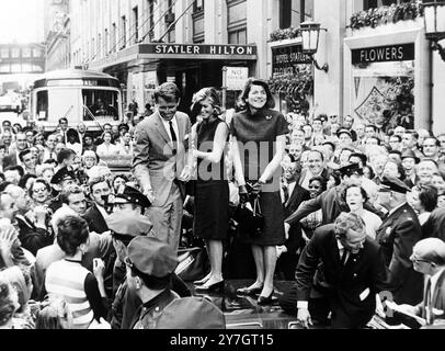 Il candidato democratico senatoriale Robert F Kennedy è affiancato dalle sue sorelle, Pat Lawford (centro) e Jean Smith (destra), in cima ad un'auto sulla Seventh Avenue di New York, il 24 settembre 1964, durante un corteo in cui l'ex procuratore generale degli Stati Uniti ha visitato la città di Manhattan. Kennedy ha passato la giornata a Brooklyn e Manhattan con il candidato del vicepresidente democratico Hubert Humphrey . Foto Stock