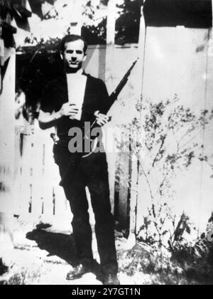 27 SETTEMBRE 1964 la mostra 134 della Commissione Warren sull'assassinio del presidente John F. Kennedy mostra l'assassino accusato, Lee Harvey Oswald, in possesso di un fucile. E' lo stesso fucile che e' stato trovato al sesto piano del deposito libri della Texas School il giorno dell'assassinio del Presidente. Washington DC, Stati Uniti. Foto Stock