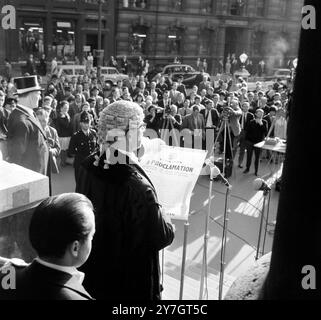 25 SETTEMBRE 1964 Brig. P.J.E. Clapham, The Common Cryer, raffigurato sui gradini del Royal Exchange leggendo il proclama reale alla moltitudine riunita che il Parlamento è stato sciolto. Londra, Inghilterra. Foto Stock