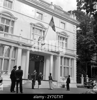 BANDIERE DEL PRESIDENTE INDIANO RADHARKRISHNAN BANDIERA ISSATA A LONDRA; 19 SETTEMBRE 1964 Foto Stock