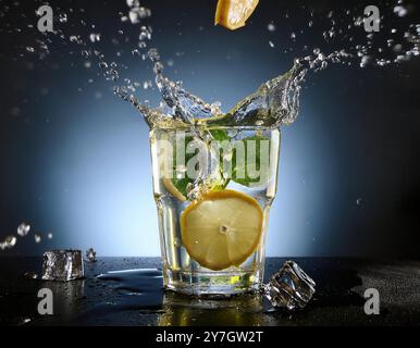 bicchierino di bibita con menta fresca, limone e cubetti di ghiaccio. Foto Stock