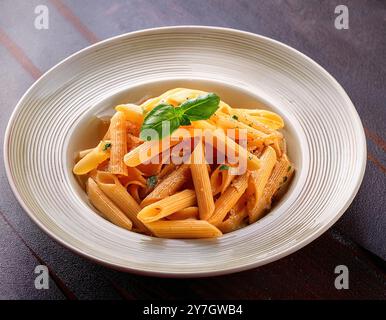 Pasta italiana su piatto, fotografia in stile studio Foto Stock