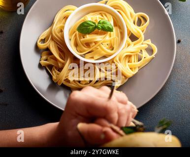 Pasta italiana su piatto, fotografia in stile studio Foto Stock