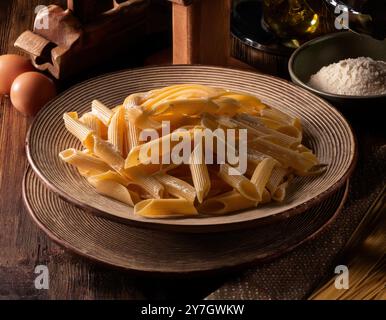 Pasta italiana su piatto, fotografia in stile studio Foto Stock