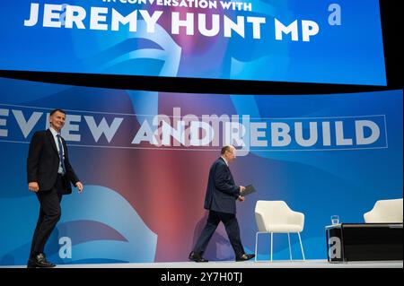 Birmingham, Regno Unito. 30 settembre 2024. Jeremy Hunt MP in arrivo sul palco alla conferenza. Il Partito Conservatore è il secondo partito politico più grande del Regno Unito e si riunisce a Birmingham per la sua conferenza autunnale. Crediti: David Tramontan / Alamy Live News Foto Stock