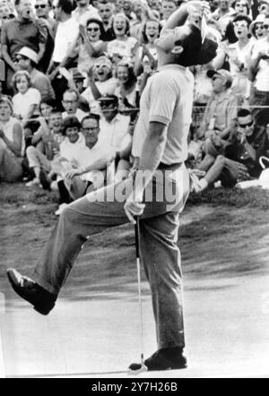 GOLF CARLING APRE BOBBY NICHOLLS FELICE COME UCCELLINI L'8 AGOSTO; IL 31 AGOSTO 1964 Foto Stock