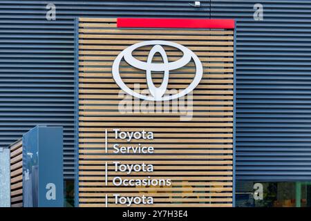 Arnhem, Paesi Bassi - 13 settembre 2024: Insegna olandese Toyota Service all'esterno di un negozio a Arnhem, Paesi Bassi Foto Stock