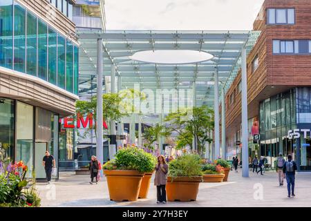 Almere, Paesi Bassi - 17 settembre 2024: Centro commerciale olandese con decorazioni verdi ad Almere, Paesi Bassi Foto Stock