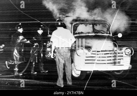 INCENDIO DI CAMION NELLE RIVOLTE DI JERSEY CITY RACE ; 4 AGOSTO 1964 Foto Stock