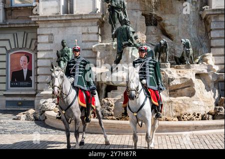 Budapest, Ungheria. 26 agosto 2022. Due guardie a cavallo di fronte alla fontana del castello di Buda, la fontana del re Mattia. Rappresenta un break du Foto Stock