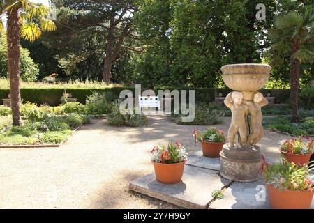 Cortile sul lato della Georgian Hatchlands Park House, Surrey, Inghilterra, Regno Unito, agosto 2024 Foto Stock