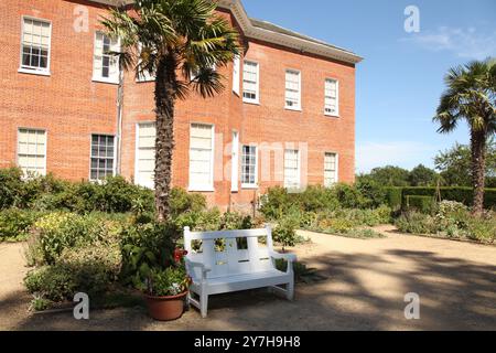 Cortile sul lato della Georgian Hatchlands Park House, Surrey, Inghilterra, Regno Unito, agosto 2024 Foto Stock