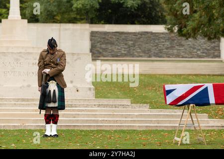 Loos-en-Gohelle, Francia. 26 settembre 2024. Un soldato solitario è vigile accanto alla bara di uno dei due sconosciuti soldati scozzesi uccisi nella prima guerra mondiale, sepolti con Foto Stock