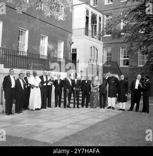 CONFERENZA IN ANTEPRIMA DEL COMMONWEALTH SULLE SCALE DEL NUMERO 10 DI DOWNING STREET A LONDRA / ; 13 LUGLIO 1964 Foto Stock