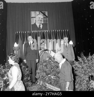 FUNERALE DI THOREZ MAURICE MEMBRI DEL PARTITO COMUNISTA FRANCESE SONO DI GUARDIA A PARIGI; 14 LUGLIO 1964 Foto Stock