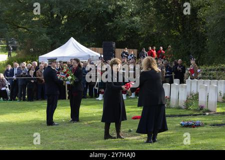 Loos-en-Gohelle, Francia. 26 settembre 2024. L'ambasciatrice britannica Dame Menna Rawlings si prepara a deporre una corona sulla tomba di un soldato sconosciuto. Foto Stock